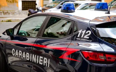 Bomba carta esplode davanti a una sala scommesse