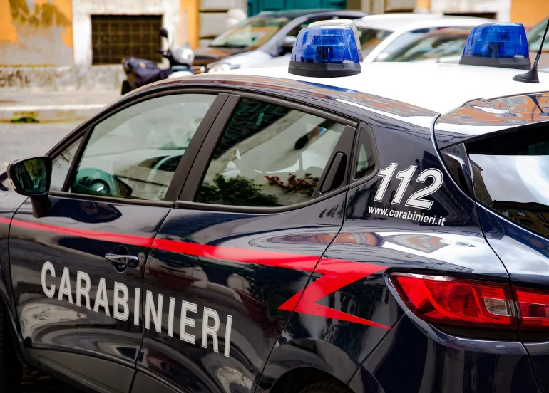 Bomba carta esplode davanti a una sala scommesse