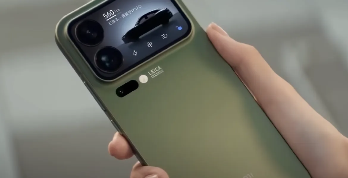 Xiaomi sfida iPhone con i nuovi 17 Pro e Pro Max dotati di doppio schermo