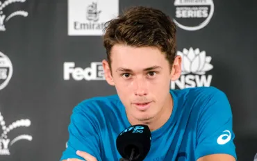Trionfo schiacciante di Alex de Minaur al debutto a Pechino