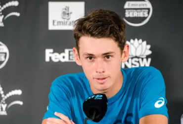 Trionfo schiacciante di Alex de Minaur al debutto a Pechino