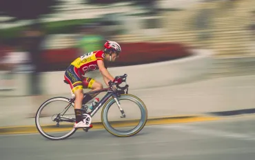 Ciclismo. Rottura clavicola per Evenepoel