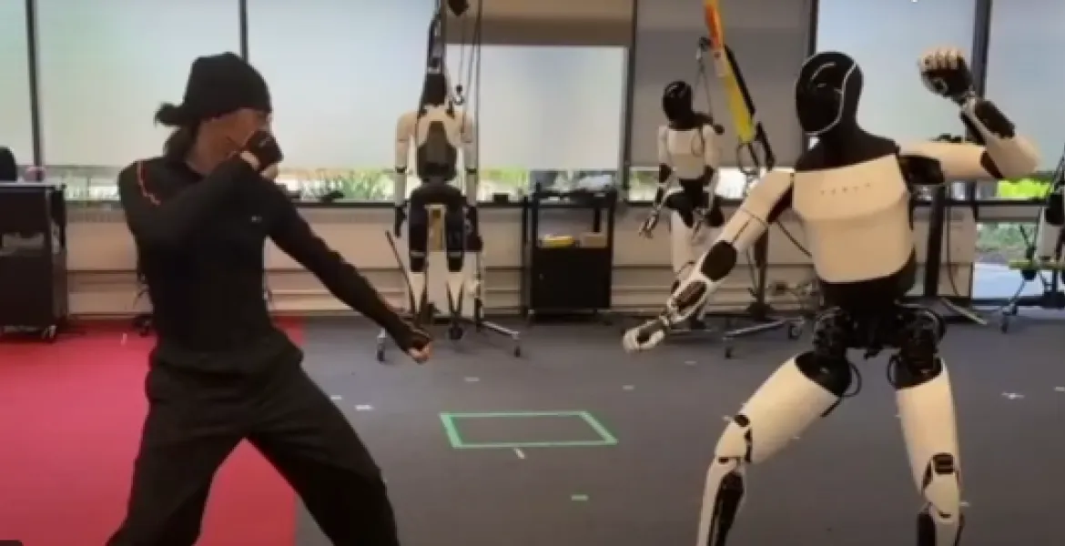 Robot Optimus di Tesla Incanta: sfida kung-fu con l'uomo