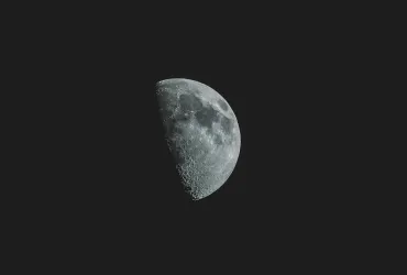 Radio telescopi lunari: La nuova frontiera nella caccia alla materia oscura