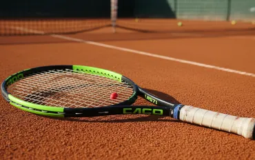 Musetti avanza a Vienna: Tsitsipas si ritira, sfida inedita con Medjedovic