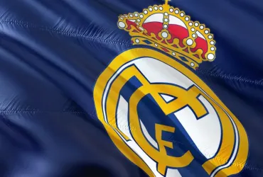 Vinicius si scusa, ma ignora Xabi Alonso: pace fatta a metà nel Real Madrid?