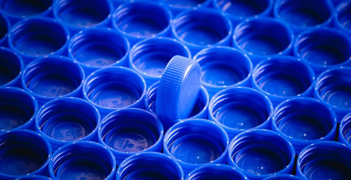 Intelligenza Artificiale sconfigge l'incubo della plastica: scoperto enzima 'mangia-poliuretano'