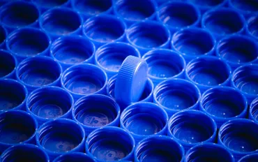 Intelligenza Artificiale sconfigge l'incubo della plastica: scoperto enzima 'mangia-poliuretano'