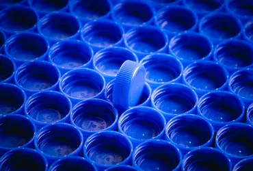 Intelligenza Artificiale sconfigge l'incubo della plastica: scoperto enzima 'mangia-poliuretano'