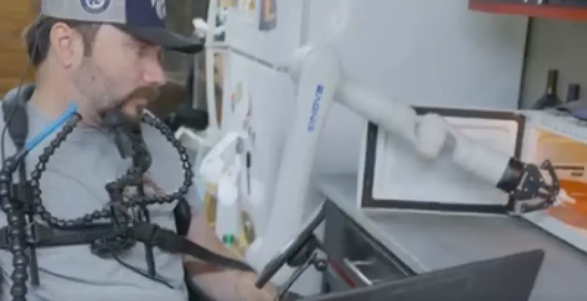 Neuralink: uomo paralizzato controlla braccio robotico con la mente