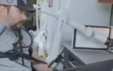 Neuralink: uomo paralizzato controlla braccio robotico con la mente