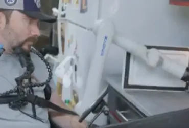 Neuralink: uomo paralizzato controlla braccio robotico con la mente