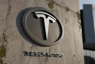 Elon Musk verso il triliardo: via libera degli azionisti Tesla a un piano compensi record