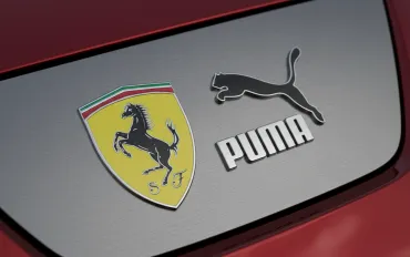 Ferrari celebra 20 anni con Puma a Las Vegas: Tute celebrative per Hamilton e Leclerc