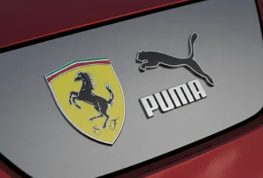 Ferrari celebra 20 anni con Puma a Las Vegas: Tute celebrative per Hamilton e Leclerc