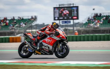 MotoGP Valencia: Bezzecchi trionfa, Aprilia domina il podio