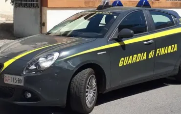 Firenze: Guardia di Finanza contrasta il gioco delle tre campanelle in Piazza Duomo