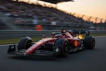 Leclerc e Hamilton affondano nel diluvio: Ferrari e Mercedes in crisi sotto la pioggia!