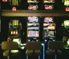 50enne perde 600 euro alle slot machine e sequestra il custode della sala