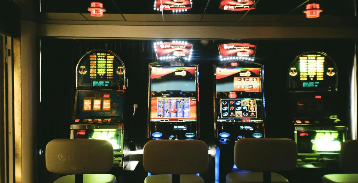 50enne perde 600 euro alle slot machine e sequestra il custode della sala