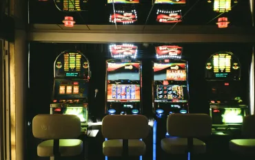 50enne perde 600 euro alle slot machine e sequestra il custode della sala