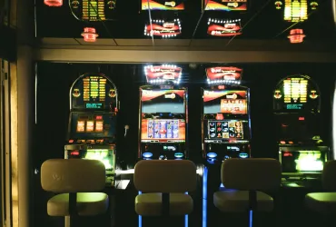 50enne perde 600 euro alle slot machine e sequestra il custode della sala