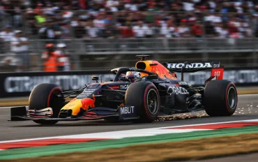 Red Bull Sorprende in Qatar: Verstappen All'Attacco per Salvare la Gara