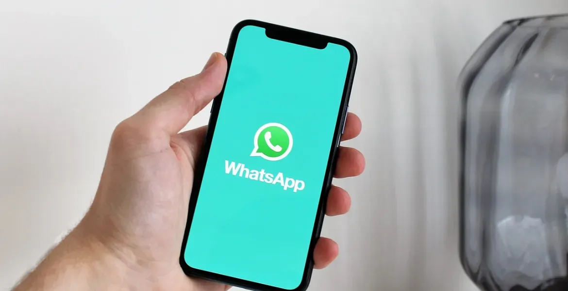 WhatsApp rivoluziona le info profilo: Aggiornamenti temporanei per un'esperienza dinamica