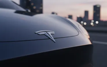 Tesla: Musk sfida la legge, guida e chatta col Full Self-Driving!