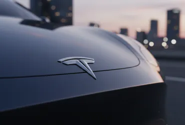 Tesla: Musk sfida la legge, guida e chatta col Full Self-Driving!