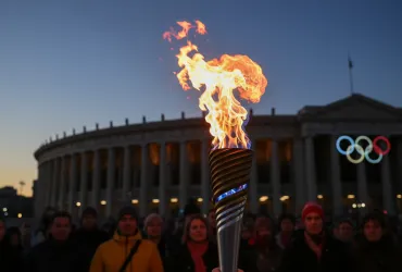 Roma si illumina: Mattarella accende la fiamma olimpica