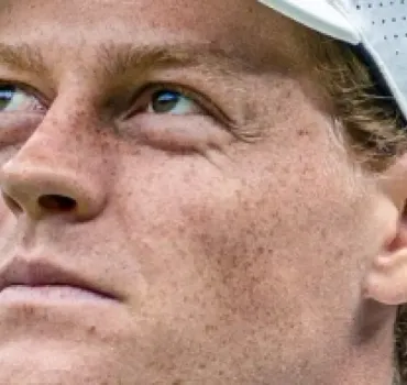 Jannik Sinner infiamma Abu Dhabi: Visita a sorpresa nel paddock di Formula 1!