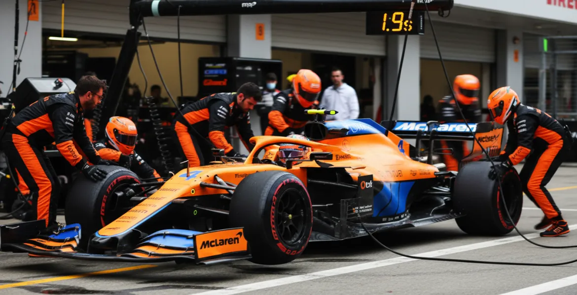 GP Abu Dhabi: Verstappen e McLaren si giocano il titolo con strategie al limite