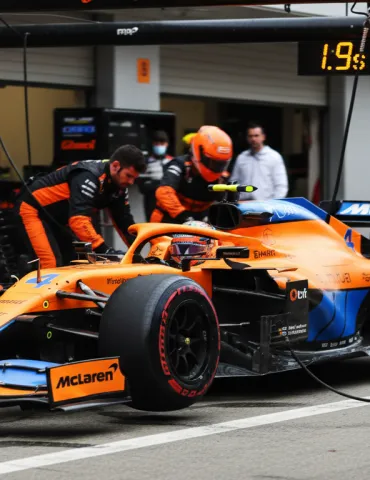 GP Abu Dhabi: Verstappen e McLaren si giocano il titolo con strategie al limite