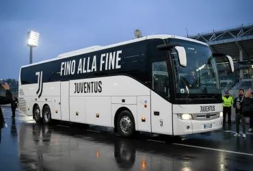 Napoli-Juventus: Sassaiola contro il pullman bianconero, tensione alle stelle!