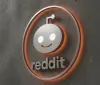 Reddit introduce il badge di verifica grigio: identità certificate per figure pubbliche e aziende