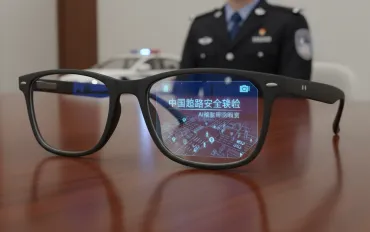 Rivoluzione nella sicurezza stradale cinese: occhiali intelligenti con IA per la polizia