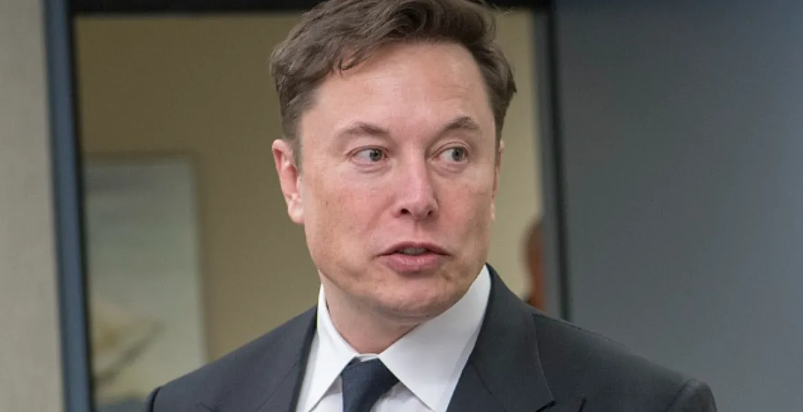 Elon Musk da record: patrimonio stellare di 677 miliardi di dollari