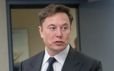 Elon Musk da record: patrimonio stellare di 677 miliardi di dollari