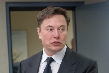 Elon Musk da record: patrimonio stellare di 677 miliardi di dollari