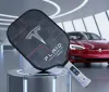 Tesla lancia la racchetta da pickleball Plaid: lusso e tecnologia a 350 dollari