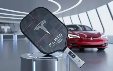 Tesla lancia la racchetta da pickleball Plaid: lusso e tecnologia a 350 dollari