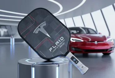 Tesla lancia la racchetta da pickleball Plaid: lusso e tecnologia a 350 dollari