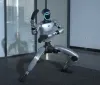 Robot Kung Fu colpisce l'operatore: incidente virale nel laboratorio di Unitree
