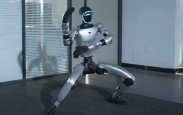 Robot Kung Fu colpisce l'operatore: incidente virale nel laboratorio di Unitree