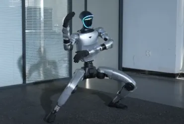 Robot Kung Fu colpisce l'operatore: incidente virale nel laboratorio di Unitree