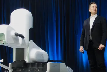 Neuralink punta alla produzione di massa di impianti cerebrali entro il 2026