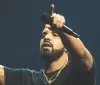 Drake nella bufera: Accusato di promuovere gioco d'azzardo illegale