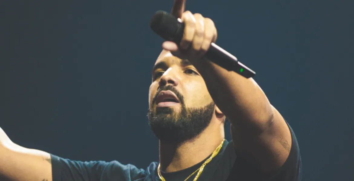 Drake nella bufera: Accusato di promuovere gioco d'azzardo illegale