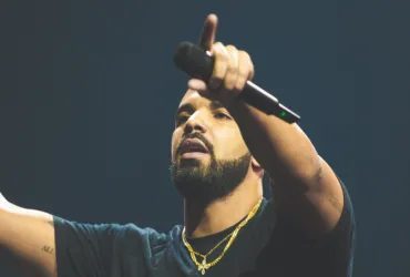 Drake nella bufera: Accusato di promuovere gioco d'azzardo illegale